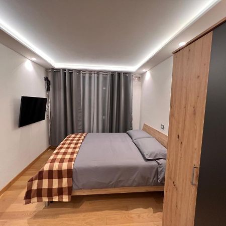 Apartmán Elegante E Moderno Monolocale Oga Exteriér fotografie